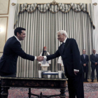 Tsipras saluda al presidente de la República tras jurar el cargo.