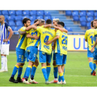 La Unión Deportiva celebra el primero de los dos goles anotados por Juanjo Narváez en los últimos instantes del duelo de ayer en el estadio de Gran Canaria. SABRINA