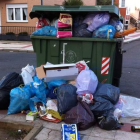 El PSOE teme que las basuras puedan abarrotar las calles del municipio si el PP no busca soluciones.