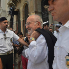 El alcalde de Venecia, Orsoni, sale del Ayuntamiento.