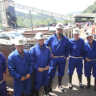 Siete de los ocho mineros que permanecieron 52 días encerrados en el pozo Calderón de Laciana, con el pozo Santa Cruz al fondo.