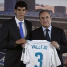 Jesús Vallejo junto al presidente del Madrid, Florentino Pérez. NARANJO