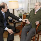 Juan Vicente Herrera, ayer, con Miguel Delibes en su domicilio de Valladolid.