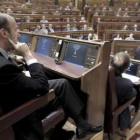 Rubalcaba, desde su nuevo escaño, sigue la intervencióin de Zapatero en el Congreso.