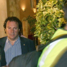 El alcalde de Torredembarra, Daniel Masagué (c), sale detenido del Ayuntamiento de Torredembarra.