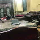 Chero Celemín oficia los enlaces en el salón de plenos de María Pita en una mesa presidencial con tres piedras de granito. DL