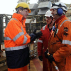 Cameron dialoga con trabajadores de la plataforma de BP en el mar del Norte, ayer.