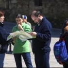 Una familia de turistas ojea un plano de Ponferrada en el casco antiguo de la ciudad