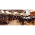 Uno de los ensayos con la banda Top Líder, la Sinfónica del Conservatorio de León y el Coro Lions Blacks Roars, que hoy se juntan en el el escenario del Auditorio. DL
