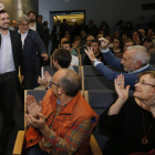 Alberto Garzón saluda a las decenas de personas que le aguardaban para escuchar su charla