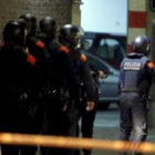 Efectivos de los Mossos d-™Esquadra buscan a los posibles autores de los disparos.