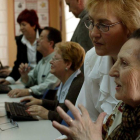 Un curso para enseñar a personas mayores tecnología digital. J.M. GARCÍA