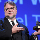 El director mexicano Guillermo del Toro sostiene el León de Venecia. CLAUDIO ONORATI