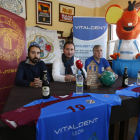 La presentación del acuerdo con Vitaldent se hizo ayer en el bar-restaurante La Somoza. RAMIRO