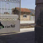 Un agente de la Guardia Civil en la sede de Adif en Barcelona el lunes.