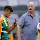 Scolari y Neymar, durante el entrenamiento de Brasil para preparar el duelo ante España.