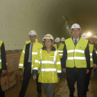 Ana Pastor con Antonio Silván y un séquito de altos cargos y técnicos durante la visita que ha realizado hoy a la variante del Tunel de Pajares