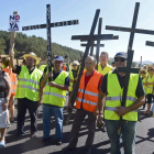 Los componentes de la plataforma cortaron la carretera a pesar del temporal. SANTI OTERO