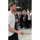 Los responsables de seguridad protegen a Xabi Alonso.