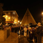 La lluvia no impidió que los vecinos de Fabero homenajeran a las víctimas con una ofrenda floral ante la estatua del minero