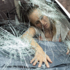 Una mujer comprueba los daños provocados en su vehículo por la tormenta de granizo. DAVID BORRAT