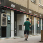 Imagen de una sucursal bancaria de Valencia. RAÚL CARO