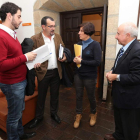 Luis Vázquez, izquierda, junto a representantes de los ayuntamientos de Ponferrada y Camponaraya .