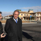 El director general de Carreteras, Jorge Urrecho, y el subdelegado del Gobierno en Valladolid, ayer.
