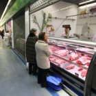 Los puestos de la planta superior del Mercado reabrieron ayer al público.