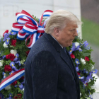 Trump en el homenaje a los veteranos ayer, en el cementerio nacional de Arlington. CHRIS KLEPONIS