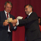 Álvarez recibió un obsequio de manos del alcalde.
