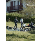 Policías franceses, el sábado, en uno de los zulos entregados por ETA.
