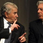 El poeta leonés Antonio Gamoneda, ahora ‘perseguido’ por Hacienda, charla con el Nobel Mario Vargas Llosa