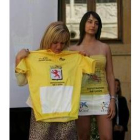 Isabel Carrasco posa con el maillot amarillo que llevará el líder