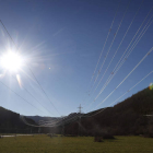 Tendidos eléctricos que atraviesan el municipio de Valdehuesa, en la provincia de León. JESÚS F. SALVADORES