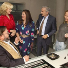 Imanol Arias (en el centro) durante la grabación del episodio de 'Cuéntame...' dedicado a 'Un, dos, tres...'.