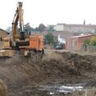 Las máquinas comenzaron a trabajar ayer en el cauce del Jerga, seco en el tramo que se observa
