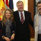 Marta Elena Alonso y Ramiro González con el alcalde, Antonio Silván. DL