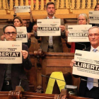 Los concejales del PDECat en Barcelona muestran carteles pidiendo la libertad de los encarcelados. Con un lazo amarillo, el lugar que ocupaba el exedil y exconseller Joaquim Forn.