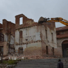Una máquina trabaja en el derribo del edificio.