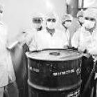 Científicos iraníes trasladan uranio en la central de Isfahán, en una imagen tomada el 8 de agosto