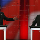 Mitt Romney (izquierda) y Newt Gingrich, durante el debate de aspirantes republicanes, el lunes, en Tampa (Florida).