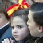 Una niña con un lazo de la bandera de España, durante el acto de ayer