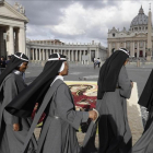 Unas monjas salen de misa en el Vaticano.