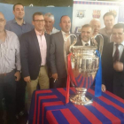 Pujol junto a los representantes de las peñas que arroparon a la bañezana en su aniversario