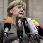 Merkel hace una breve declaración antes de iniciar el último día de negociaciones con los verdes y los liberales, en Berlín, el 16 de noviembre. /