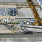 La viga caída sobre la vía del AVE cortó la comunicación por tren hacia Sevilla