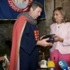 En el centro, el alcalde de Carracedelo entrega una placa a la esposa de Tino Gatagán