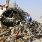 Personal ruso inspecciona los restos del avión siniestrado en el Sinaí egipcio, el 2 de noviembre.