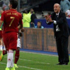 Del Bosque da instrucciones a sus jugadores durante el amistoso contra Francia en París.